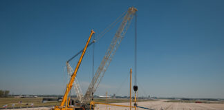 Crews Prepare Cranes For Discovery's Arrival (201204160001HQ)