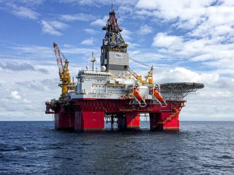 oil platfrom rig in the middle of the ocean