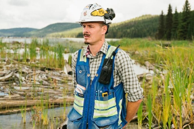 shallow focus photo of man in white safety hat