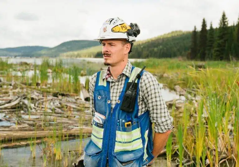 shallow focus photo of man in white safety hat