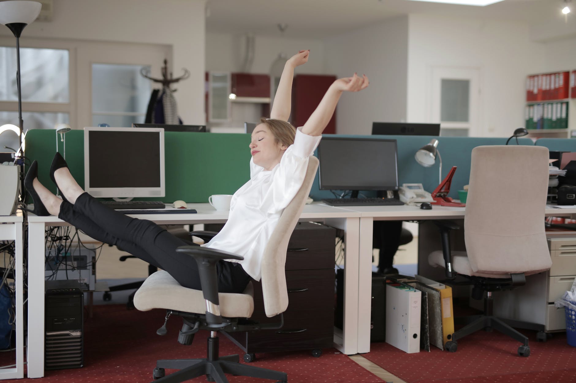 Office Ergonomics: Optimal Desk Setup and Beneficial Stretching Exercises